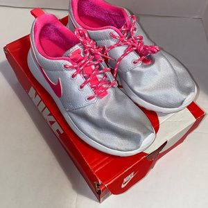 Nike RosheRun - Size 4 kids (5.5 womens)
